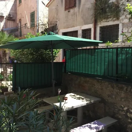 In Mit Terrasse Und Garten Und Meerblick *